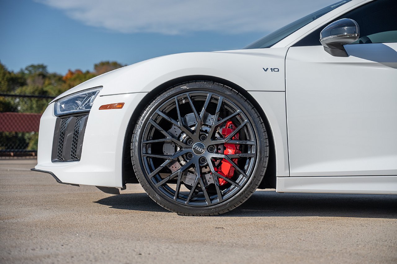 Used 2018 Audi R8 V10 w/ Premium Package RWD image 17