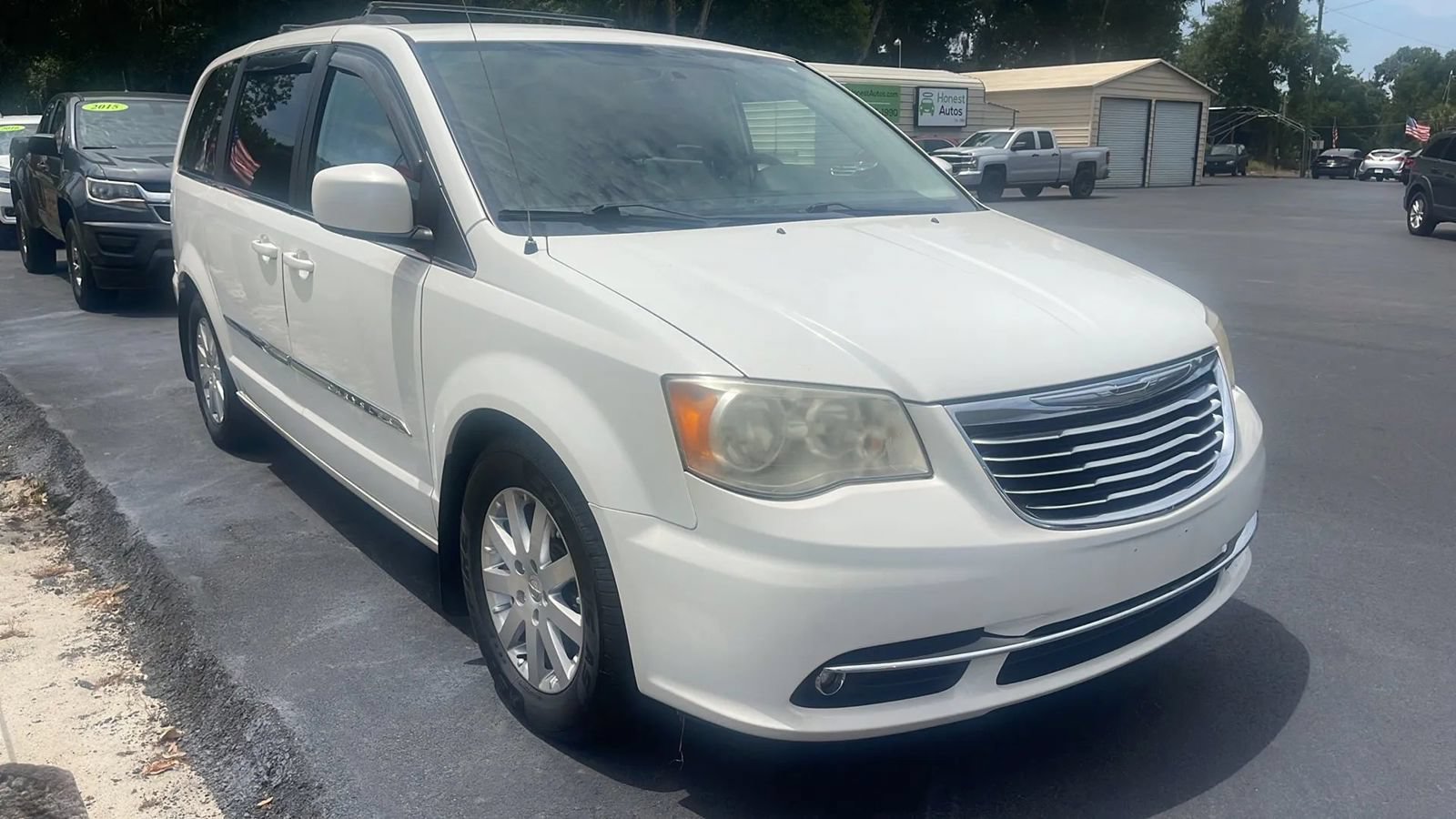 Used 2013 Chrysler Town & Country Touring FWD image 4