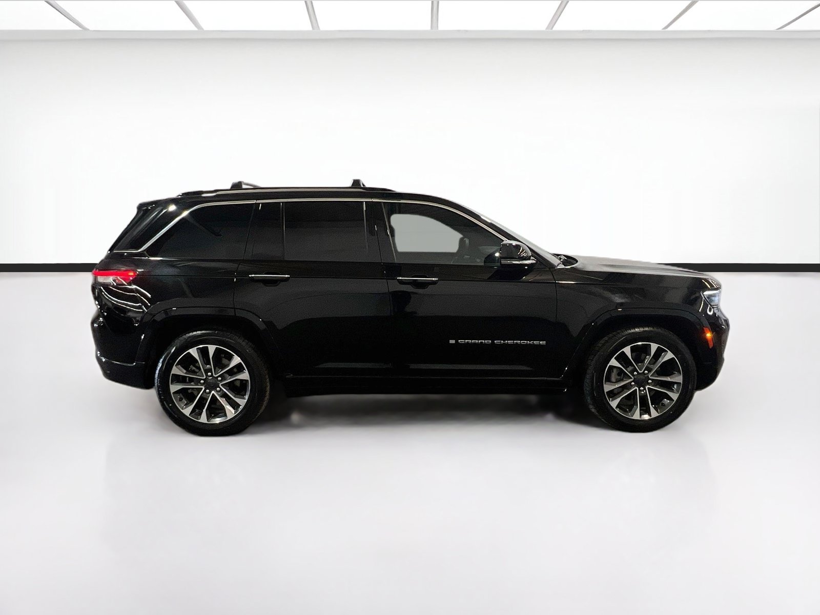 Used 2022 Jeep Grand Cherokee Overland w/ Luxury Tech Group IV AWD/4WD image 26