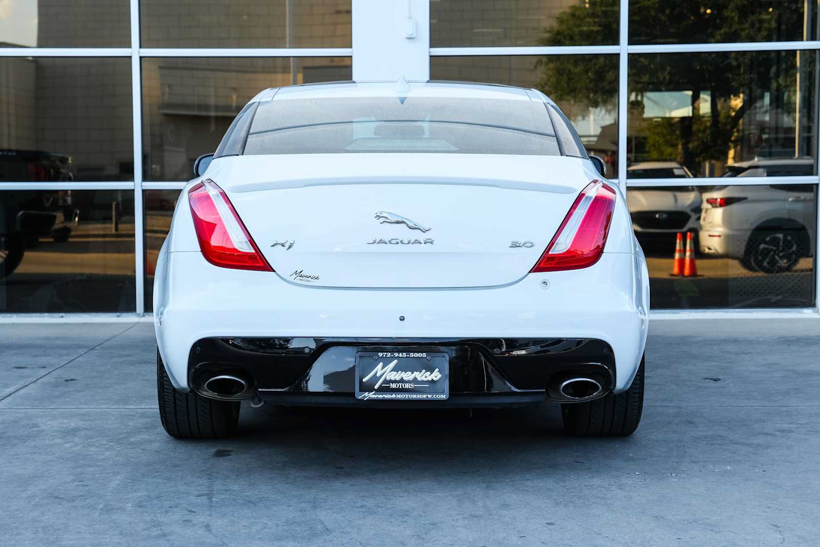 Used 2017 Jaguar XJ R-Sport RWD image 11