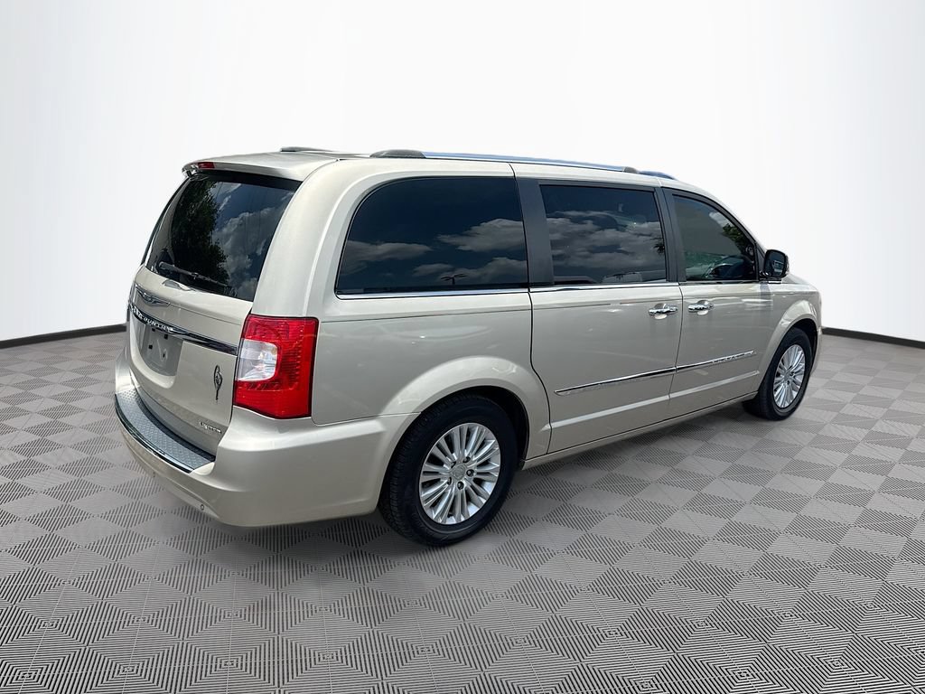 Used 2013 Chrysler Town & Country Limited w/ Luxury Group FWD image 6