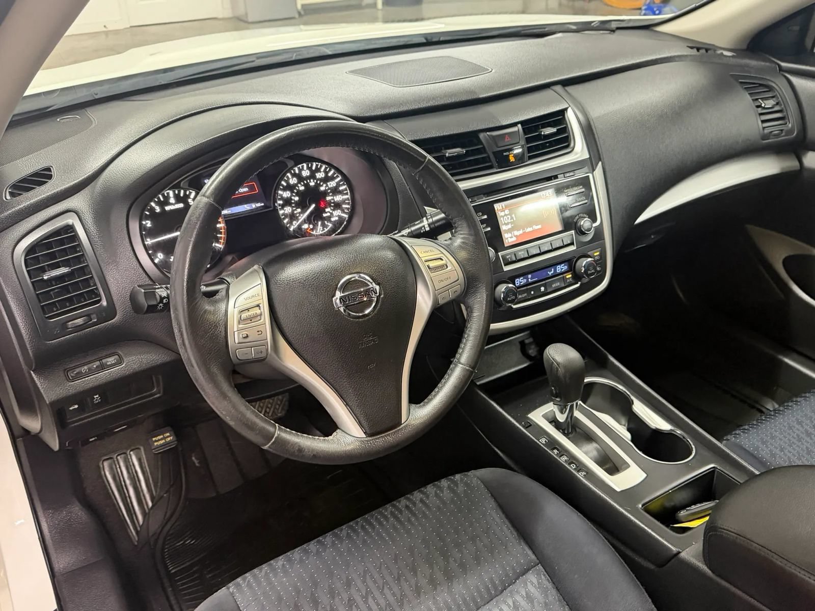Used 2016 Nissan Altima 2.5 SV w/ Convenience Package FWD image 7