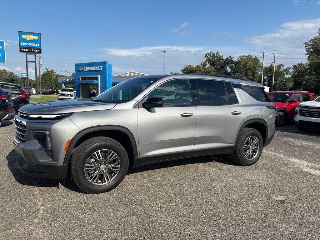 Used 2025 Chevrolet Traverse LT FWD image 3