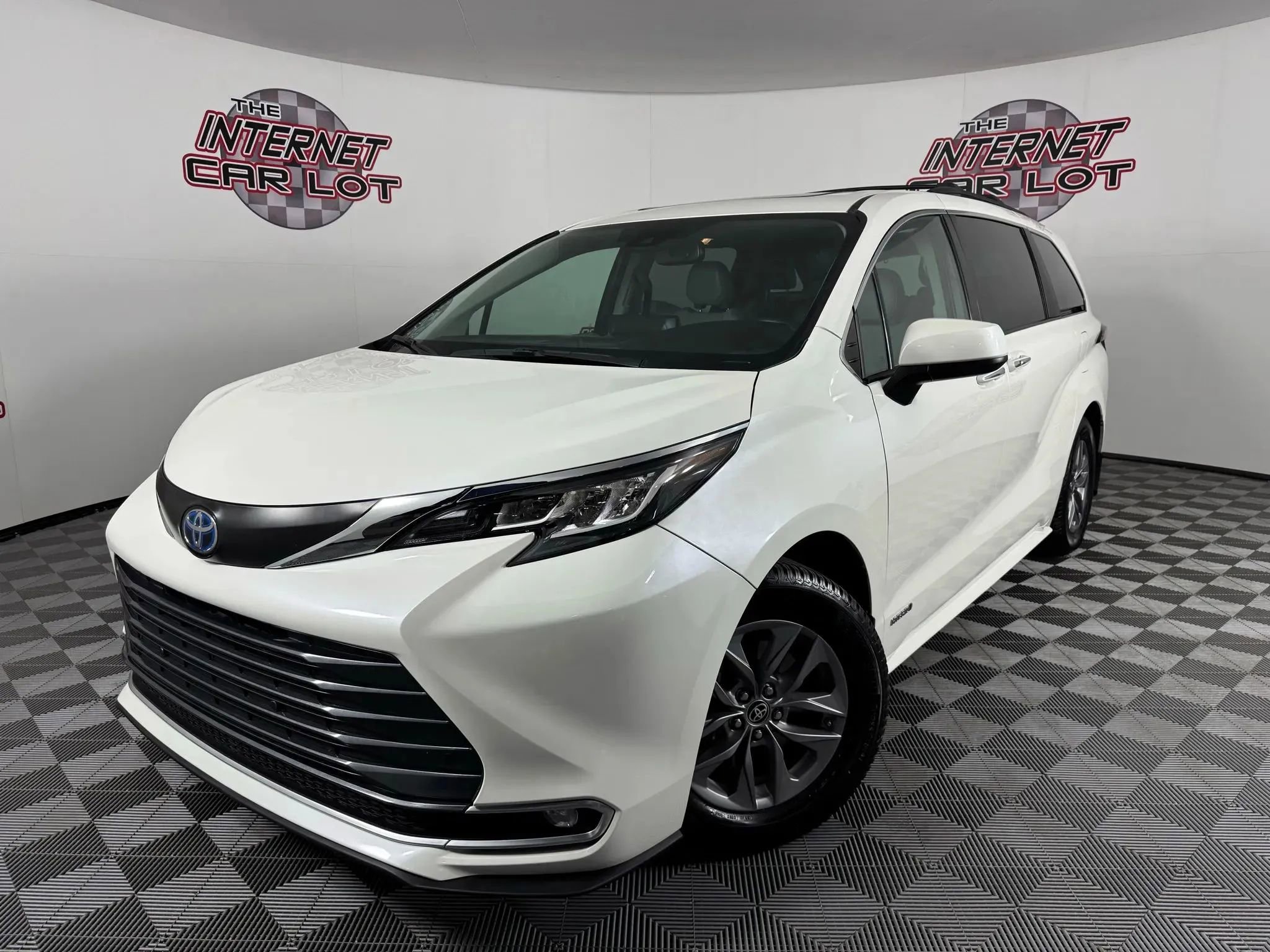 Used 2021 Toyota Sienna XLE image 1