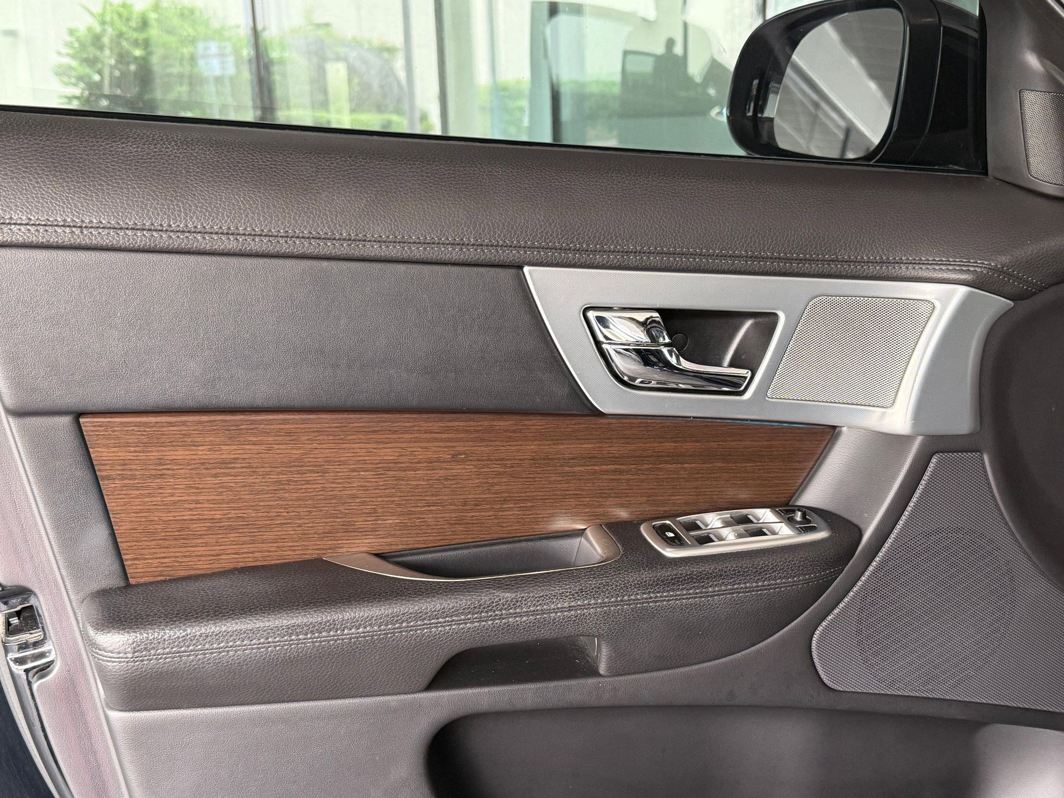 Used 2014 Jaguar XF RWD image 13