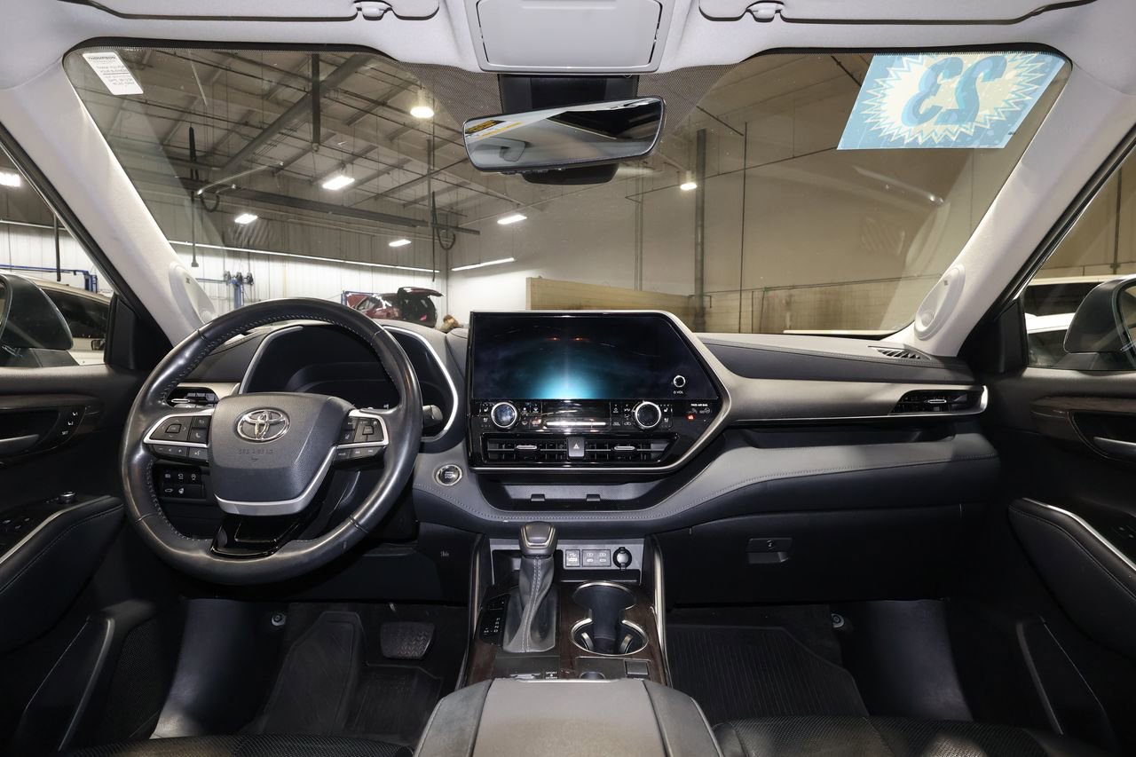 Used 2023 Toyota Highlander Limited image 30