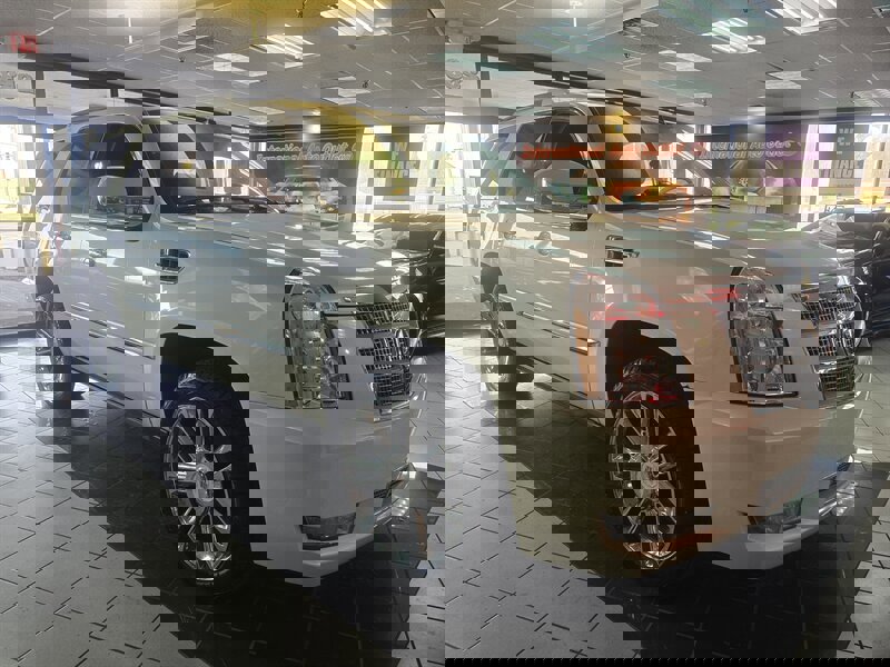 Used 2012 Cadillac Escalade Platinum image 3