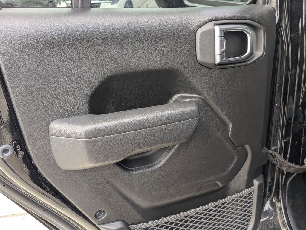 Used 2025 Jeep Wrangler Unlimited Rubicon AWD/4WD image 16