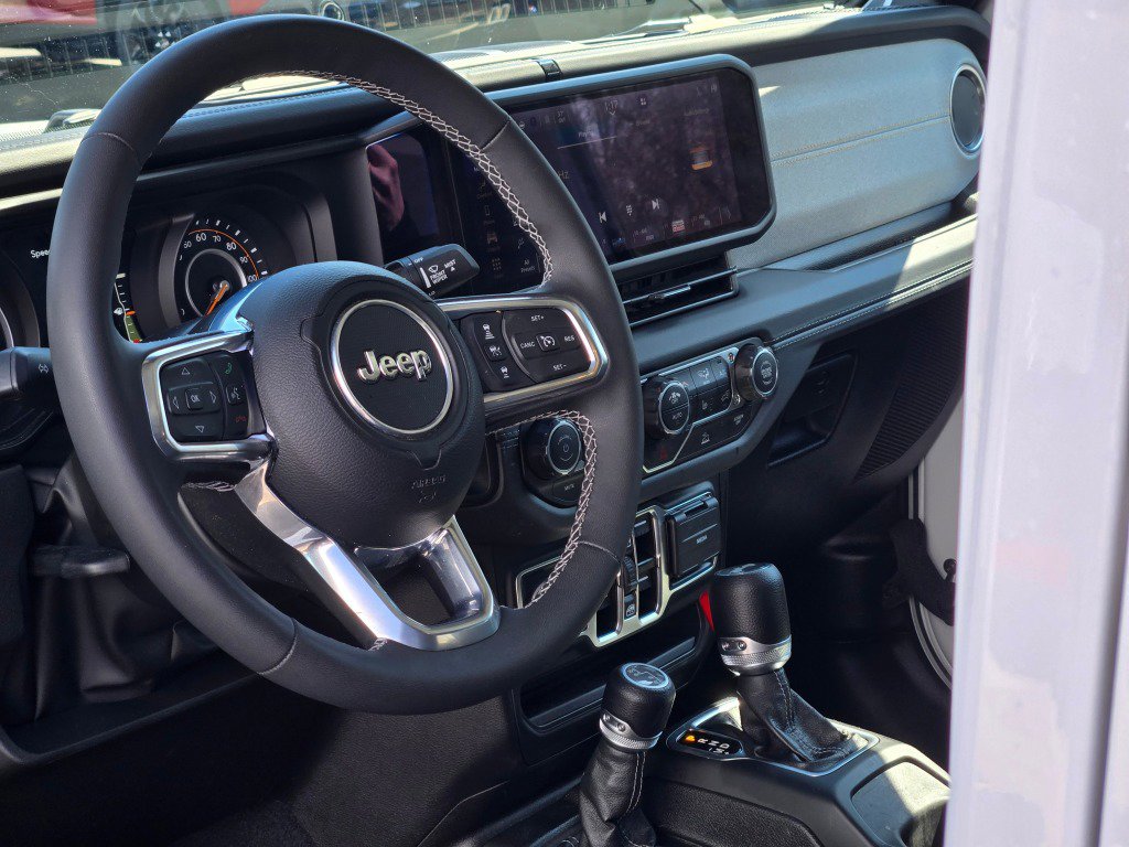 Used 2025 Jeep Wrangler Sahara image 22
