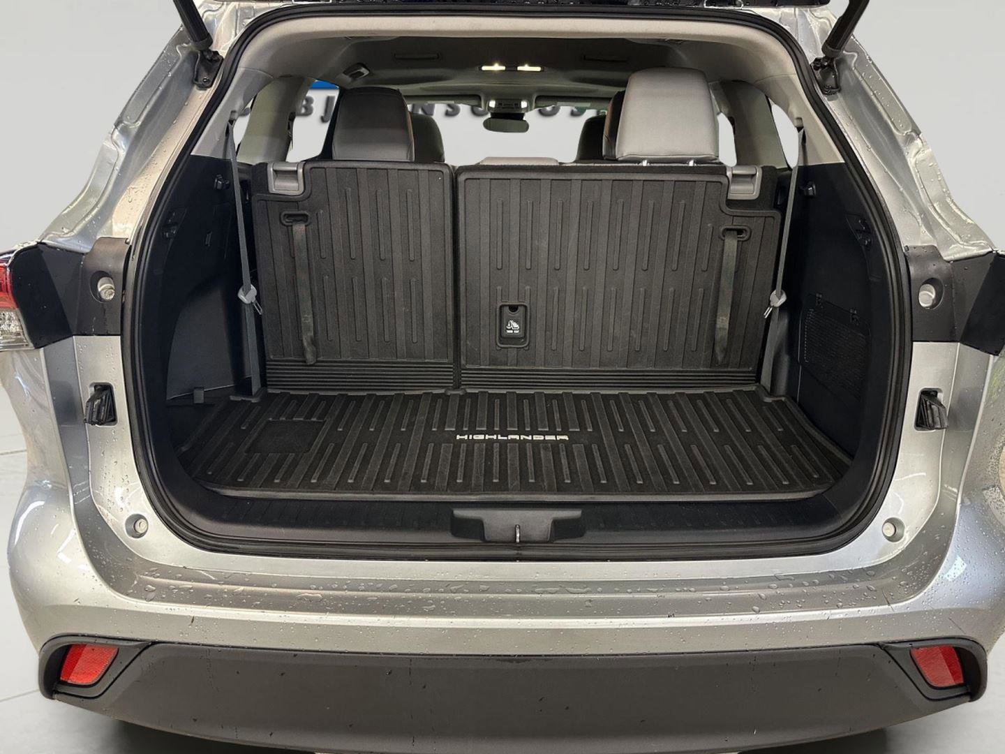 Used 2021 Toyota Highlander XLE image 13