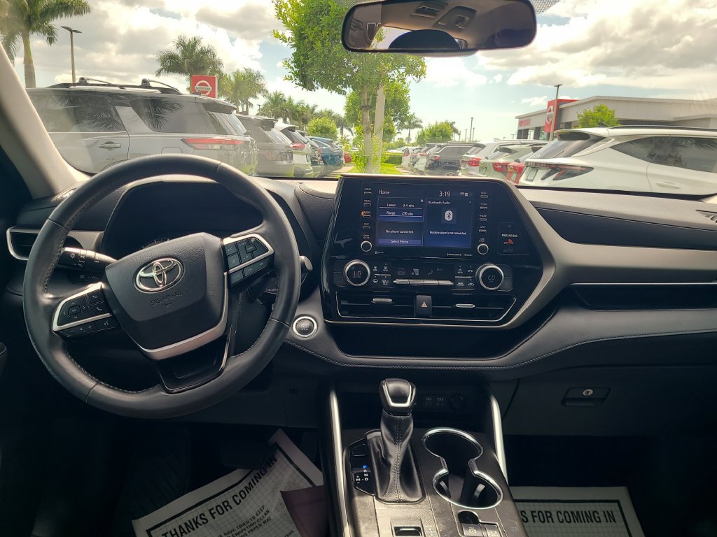Used 2022 Toyota Highlander LE FWD image 15