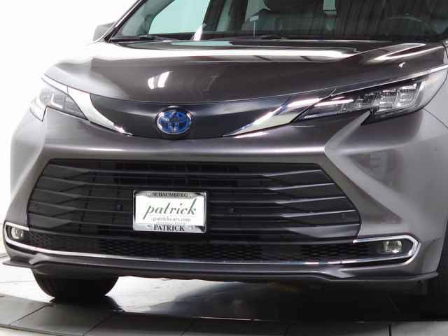 Used 2023 Toyota Sienna XLE image 3