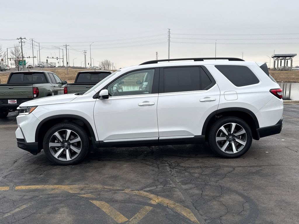 Certified 2025 Honda Pilot Touring image 8