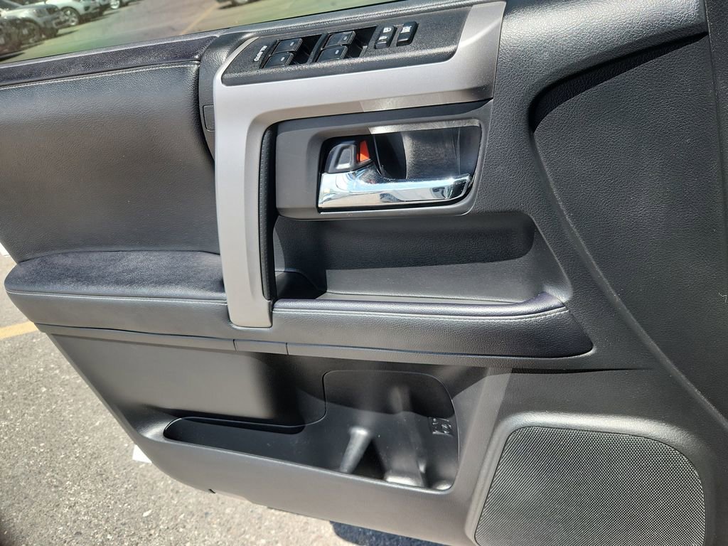 Used 2022 Toyota 4Runner SR5 AWD/4WD image 9