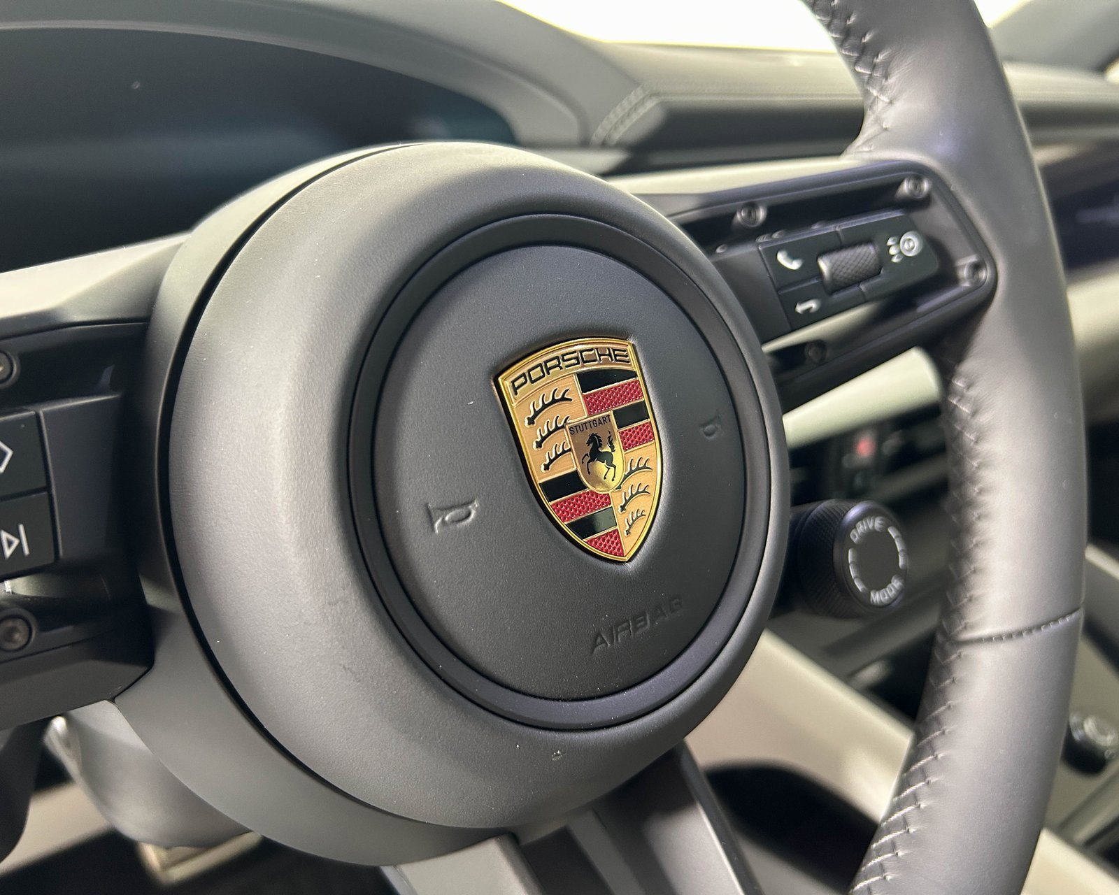 Used 2025 Porsche Macan 4S Electric image 21