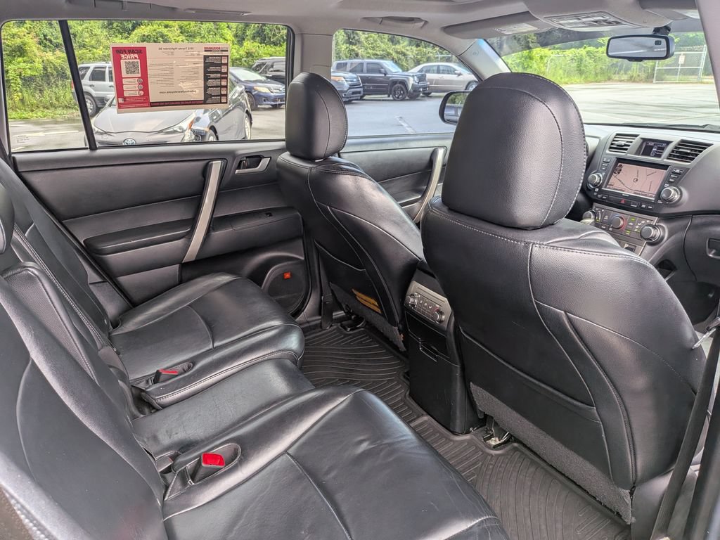 Used 2012 Toyota Highlander SE w/ Tow Pkg FWD image 25