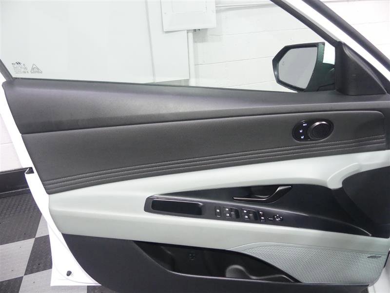 Used 2024 Hyundai Elantra Limited image 17