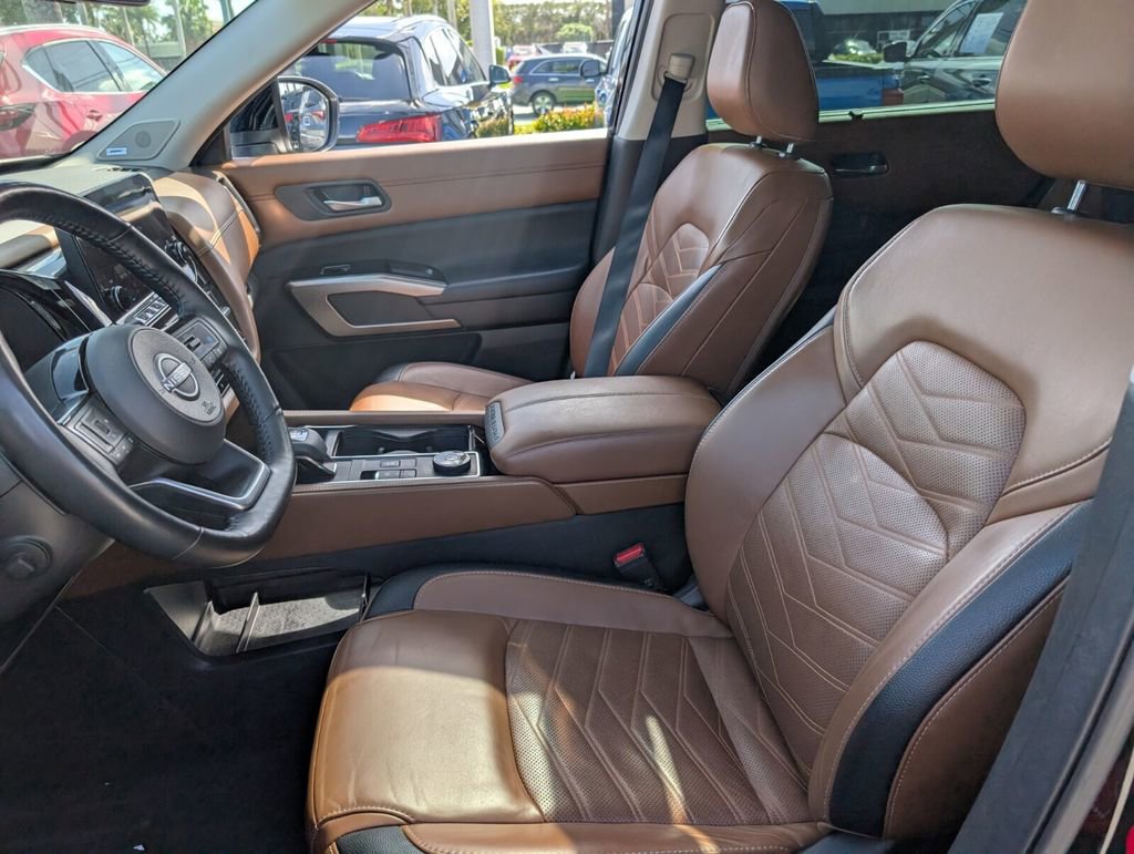 Used 2023 Nissan Pathfinder Platinum w/ Cargo Package image 10