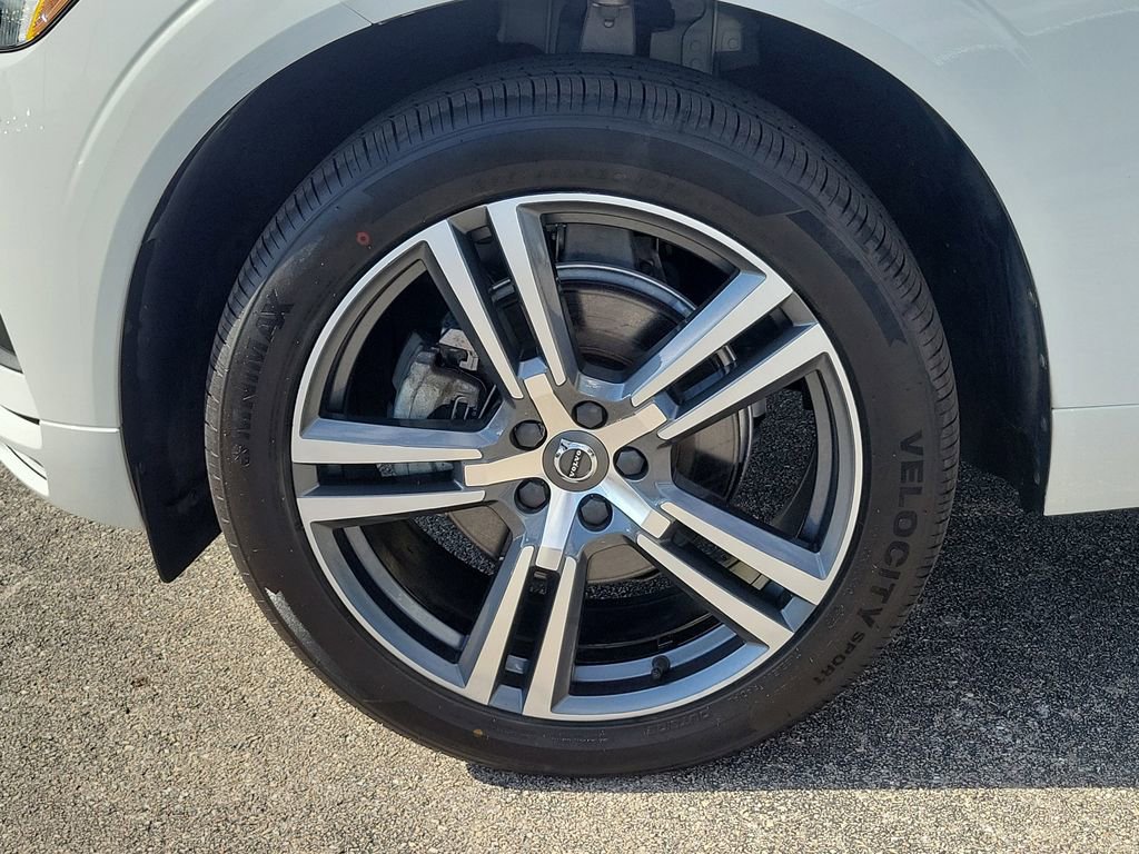 Used 2021 Volvo XC60 T5 Momentum w/ Protection Package Premier image 11