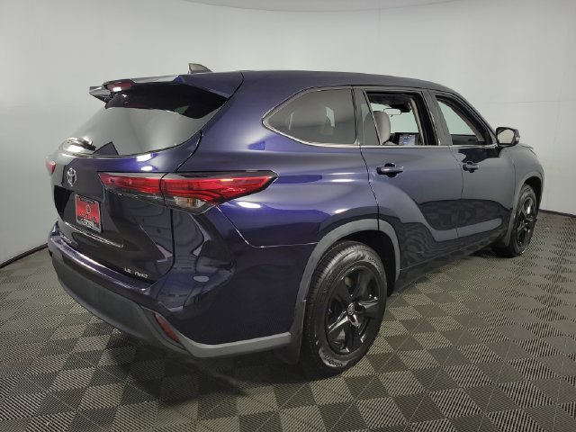 Used 2022 Toyota Highlander LE AWD/4WD image 8