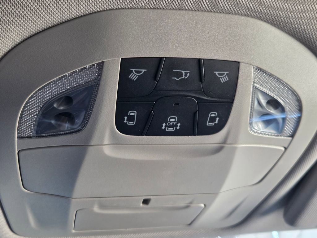 Used 2021 Chrysler Pacifica Touring-L FWD image 11