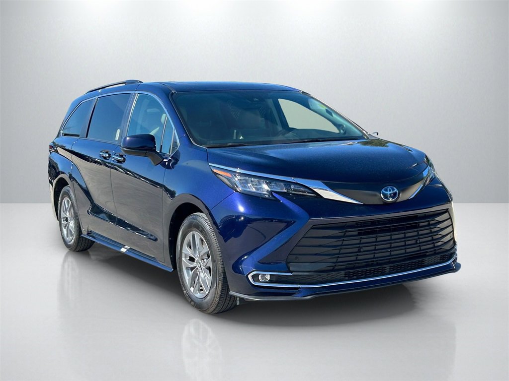 Used 2023 Toyota Sienna XLE image 3