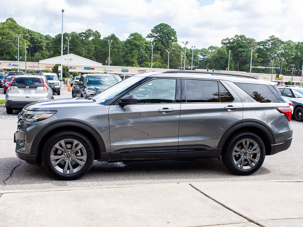 Used 2026 Ford Explorer Active w/ Active Comfort Package AWD/4WD image 3