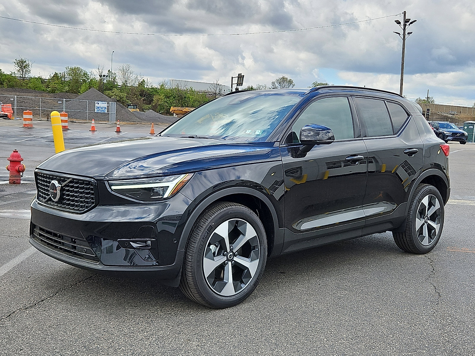New 2026 Volvo XC40 B5 Plus w/ Climate Package AWD/4WD image 3