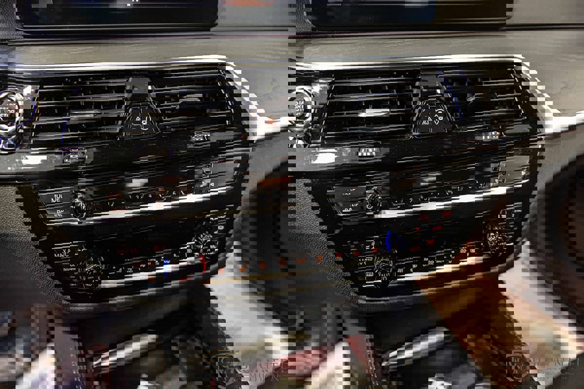 Used 2021 BMW 530e xDrive w/ Executive Package image 30