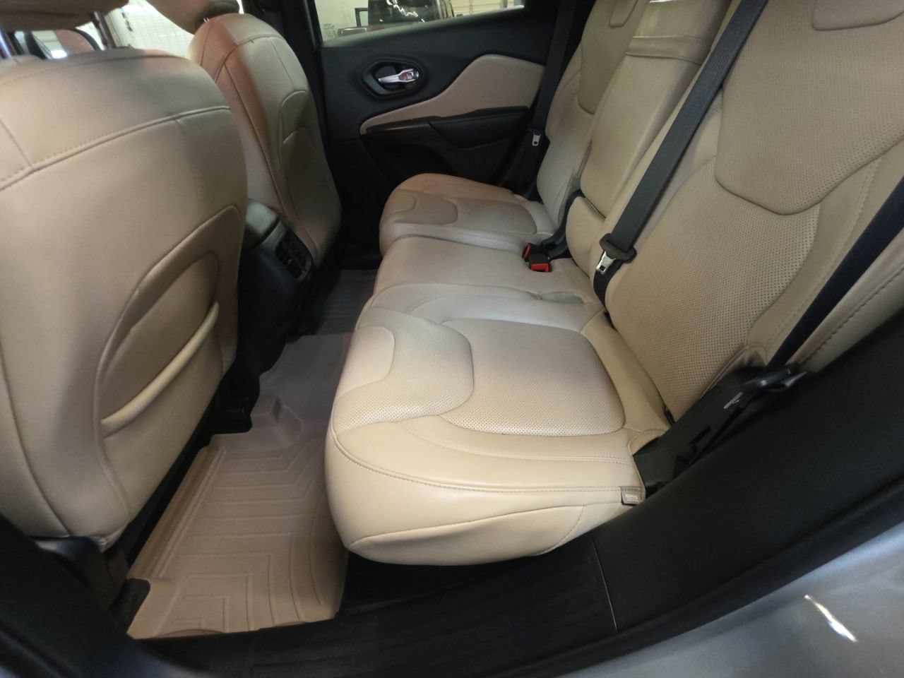 Used 2015 Jeep Cherokee Limited w/ Luxury Group AWD/4WD image 16