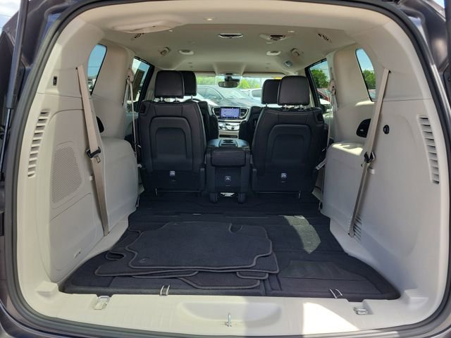 Used 2023 Chrysler Pacifica Touring-L w/ Uconnect Theater Family Group image 9