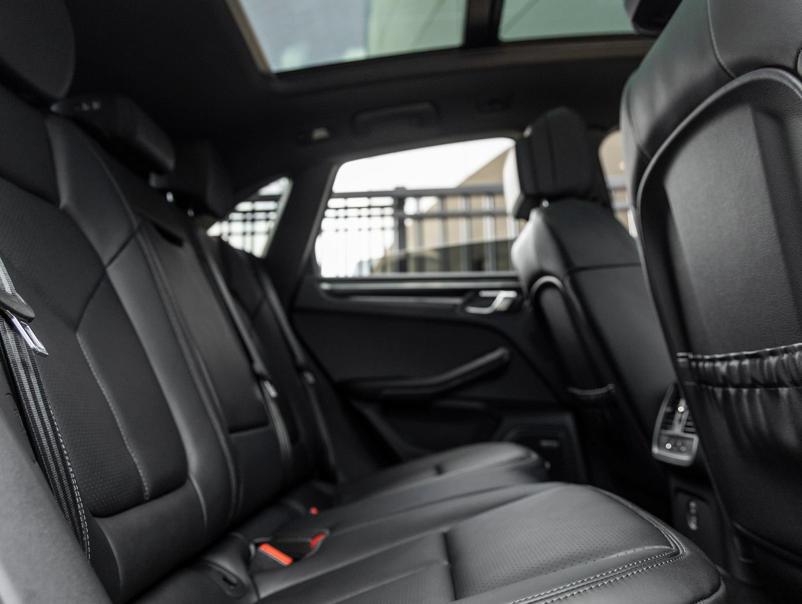 Certified 2026 Porsche Macan AWD/4WD image 39