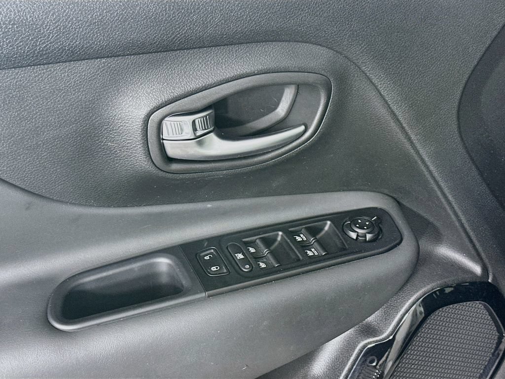 Certified 2022 Jeep Renegade Altitude w/ Convenience Group AWD/4WD image 28