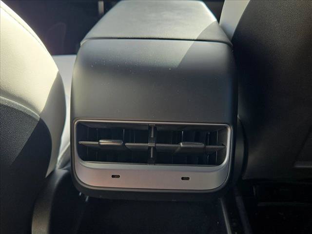 Used 2024 Tesla Model Y 2WD image 17