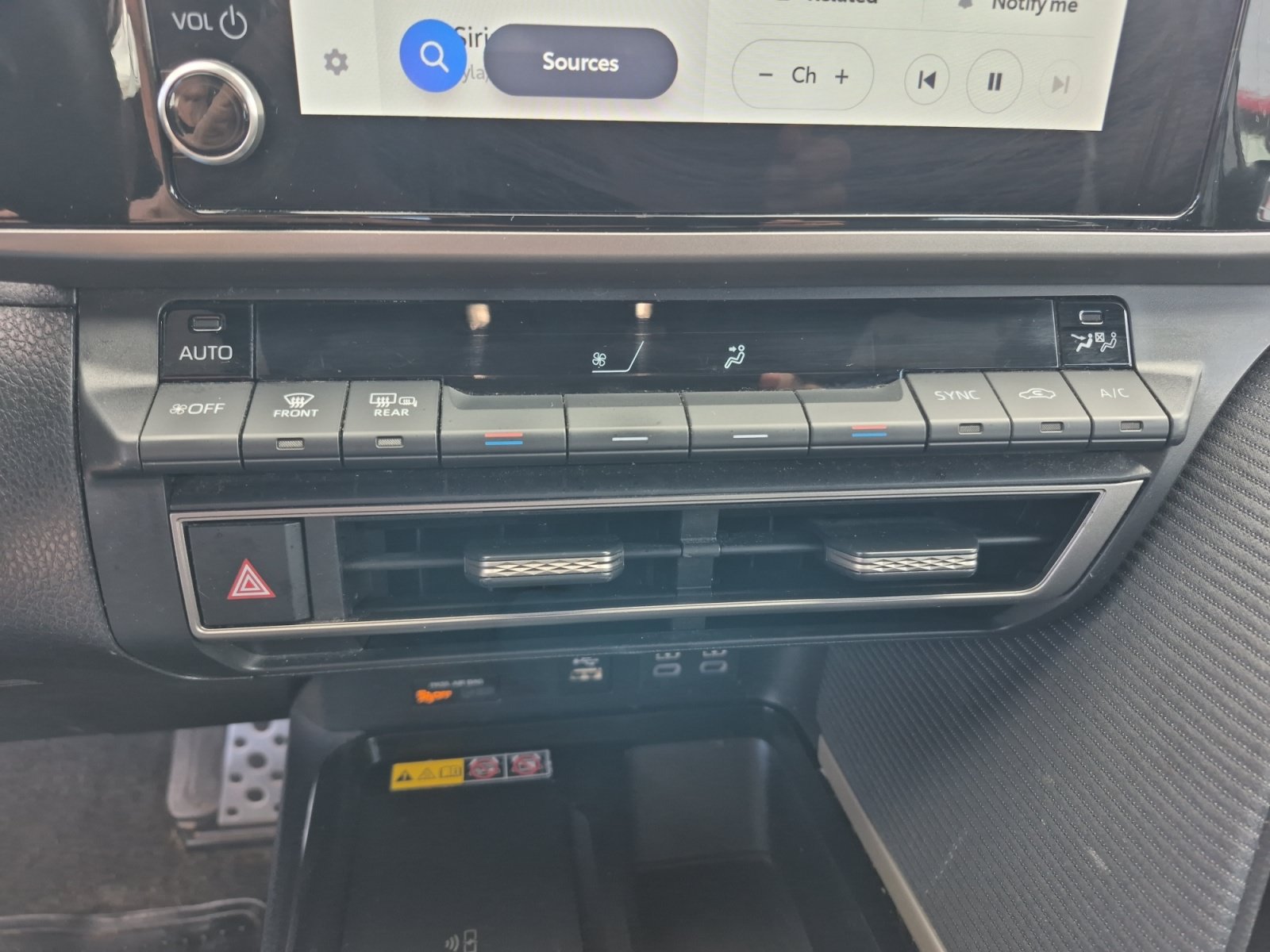 Used 2025 Toyota Camry SE FWD image 30