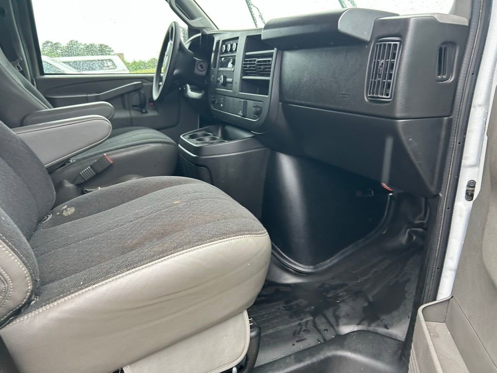Used 2024 GMC Savana 2500 w/ Driver Convenience Package RWD image 3