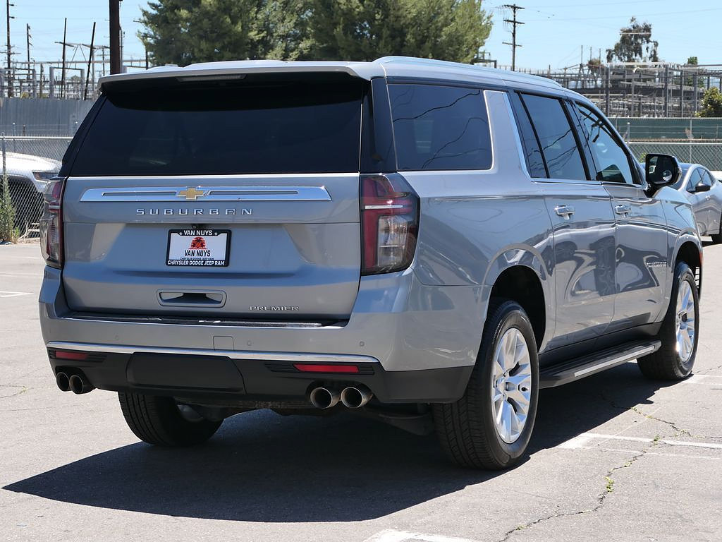 Used 2024 Chevrolet Suburban Premier RWD image 3