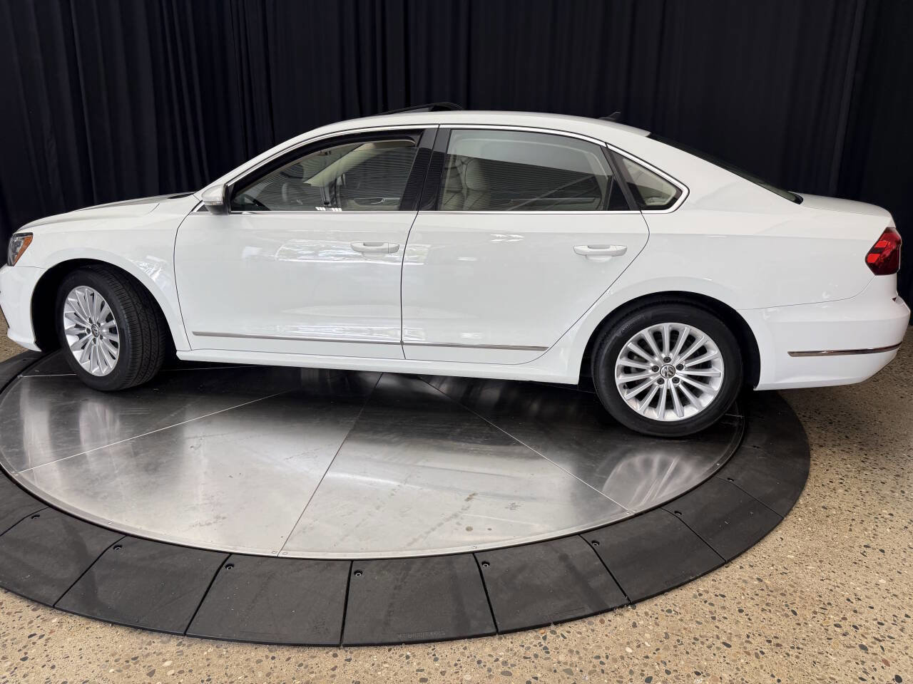 Used 2017 Volkswagen Passat 1.8T SE FWD image 4