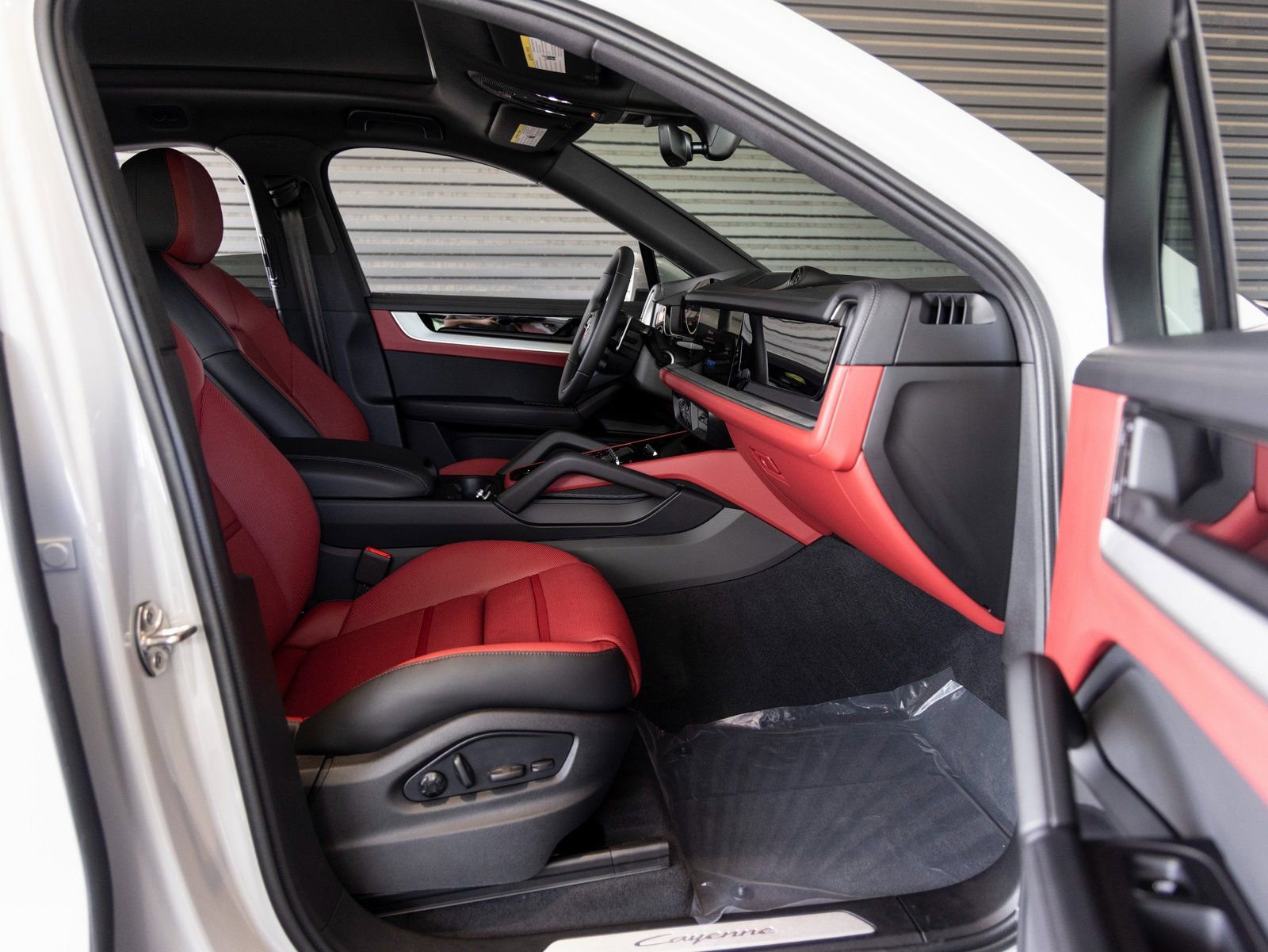 Certified 2025 Porsche Cayenne Coupe image 33