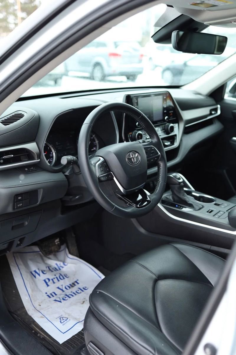 Used 2021 Toyota Highlander XLE AWD/4WD image 16