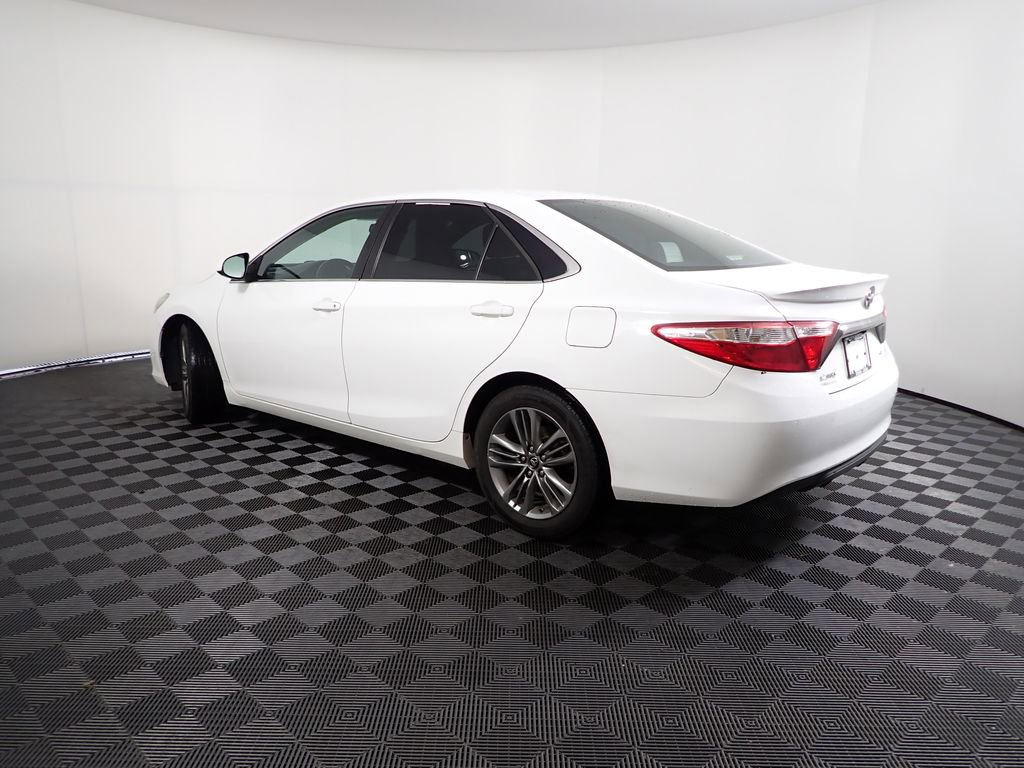 Used 2016 Toyota Camry SE image 9