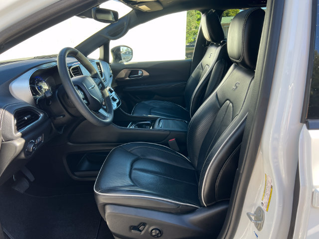 Used 2023 Chrysler Pacifica Limited w/ Uconnect Theater Family Group AWD/4WD image 4