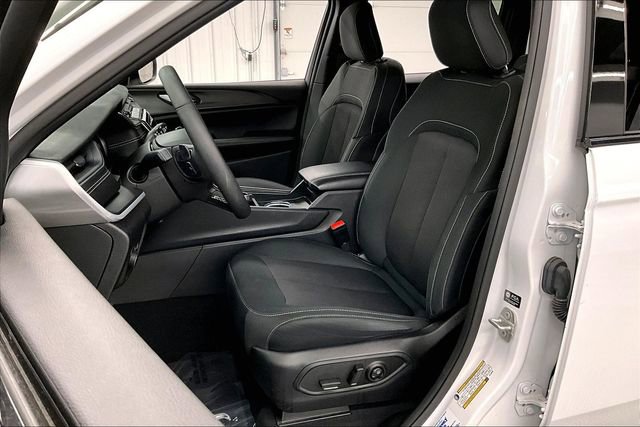 Used 2024 Jeep Grand Cherokee Laredo w/ Luxury Tech Group I image 23