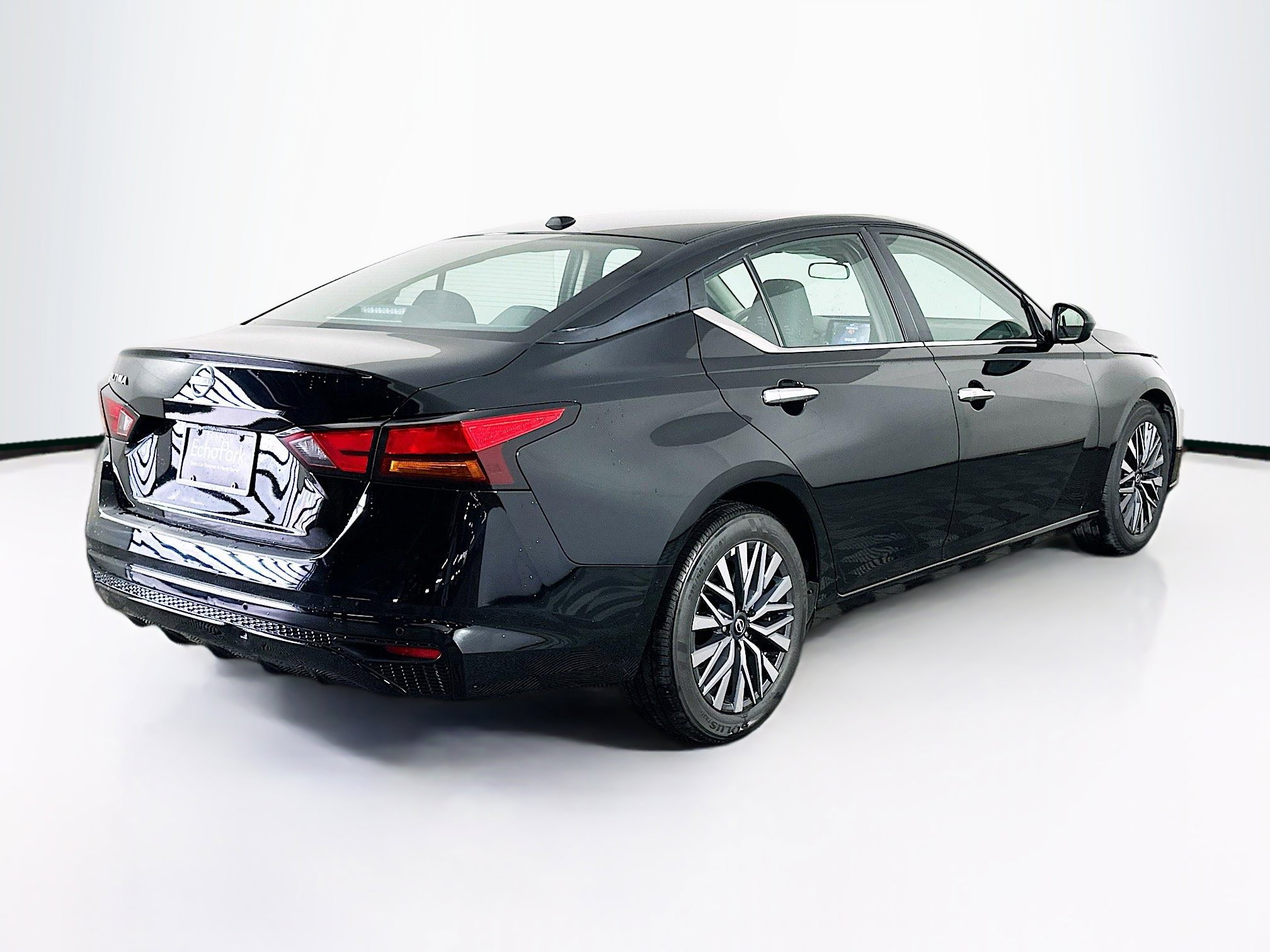 Used 2025 Nissan Altima 2.5 SV image 9