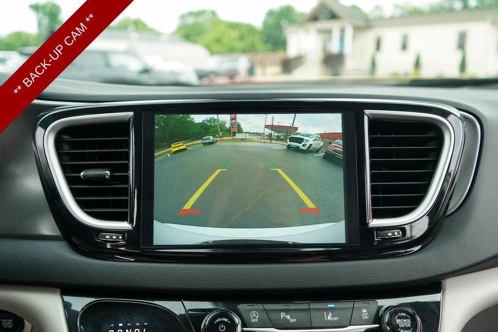 Used 2024 Chrysler Pacifica Touring-L FWD image 10