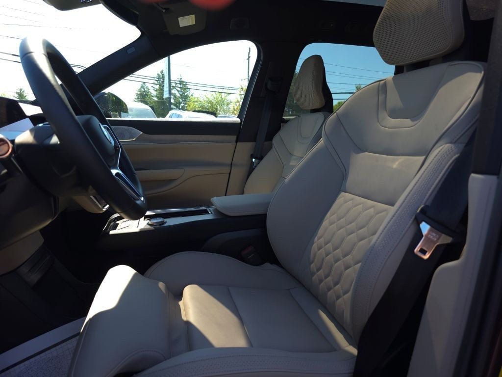 Used 2025 Volvo EX90 Ultra AWD/4WD image 13