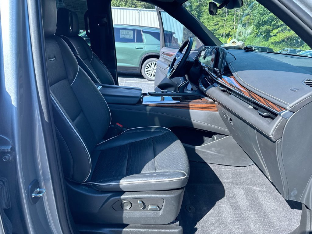 Used 2023 Cadillac Escalade Premium Luxury RWD image 32