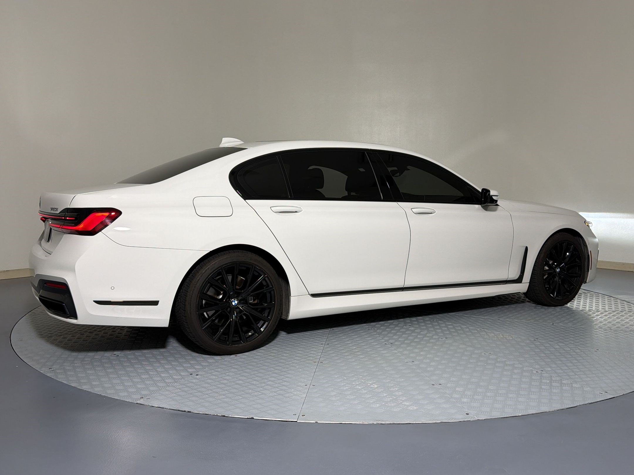 Used 2020 BMW 740i xDrive w/ M Sport Package AWD/4WD image 5
