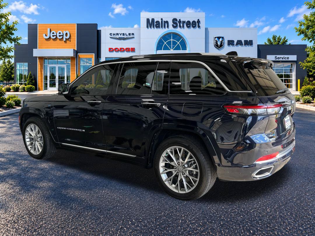 Used 2023 Jeep Grand Cherokee Summit AWD/4WD image 3