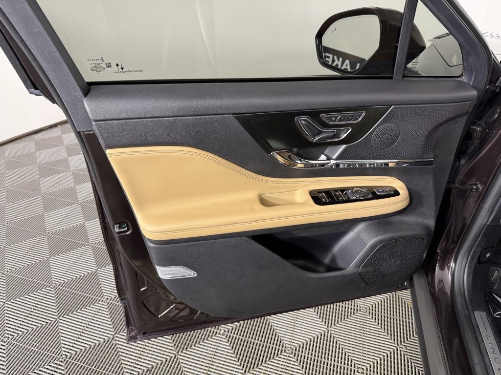 Used 2023 Lincoln Corsair Reserve w/ Equipment Group 201A image 13